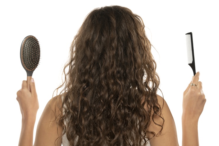 Cheveux bouclés femme : Le Coiffeur Français