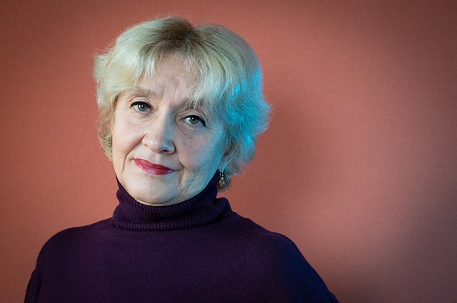 Femme agée avec une coupe de cheveux courte